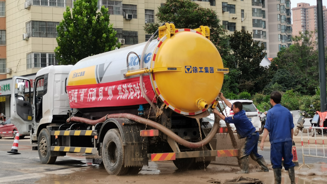 凯时娱乐吸污车驰援郑州特大暴雨