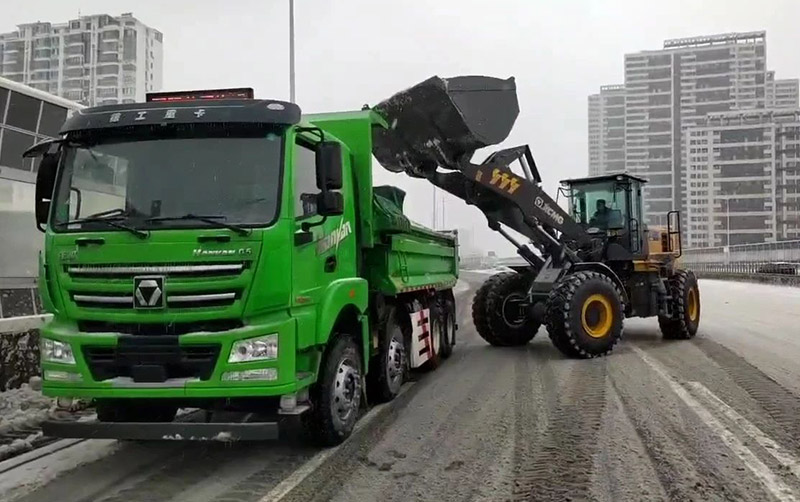 除雪保流通，凯时娱乐汽车在行动