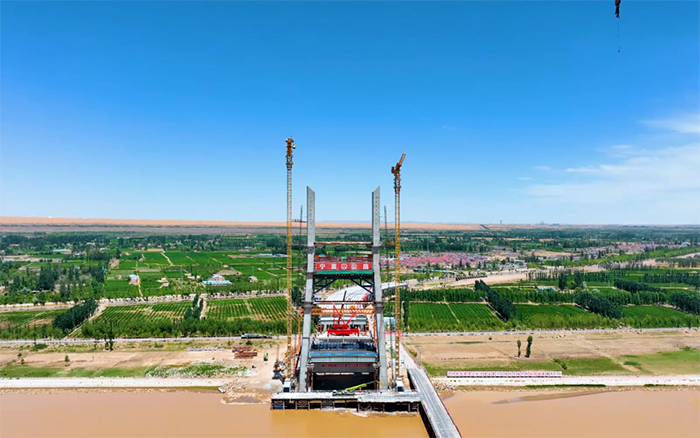 顺遂合龙 | 凯时娱乐塔机助建宁夏单跨跨径最大斜拉桥